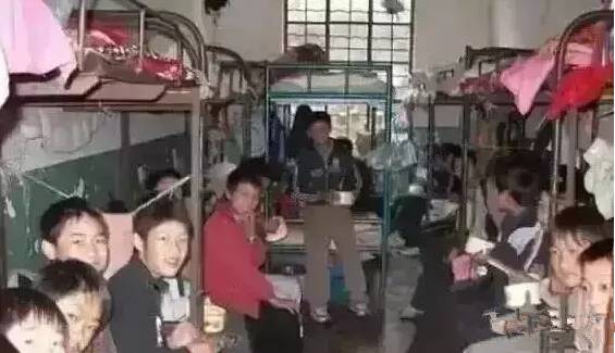 Many young students eating together in a dorm room.